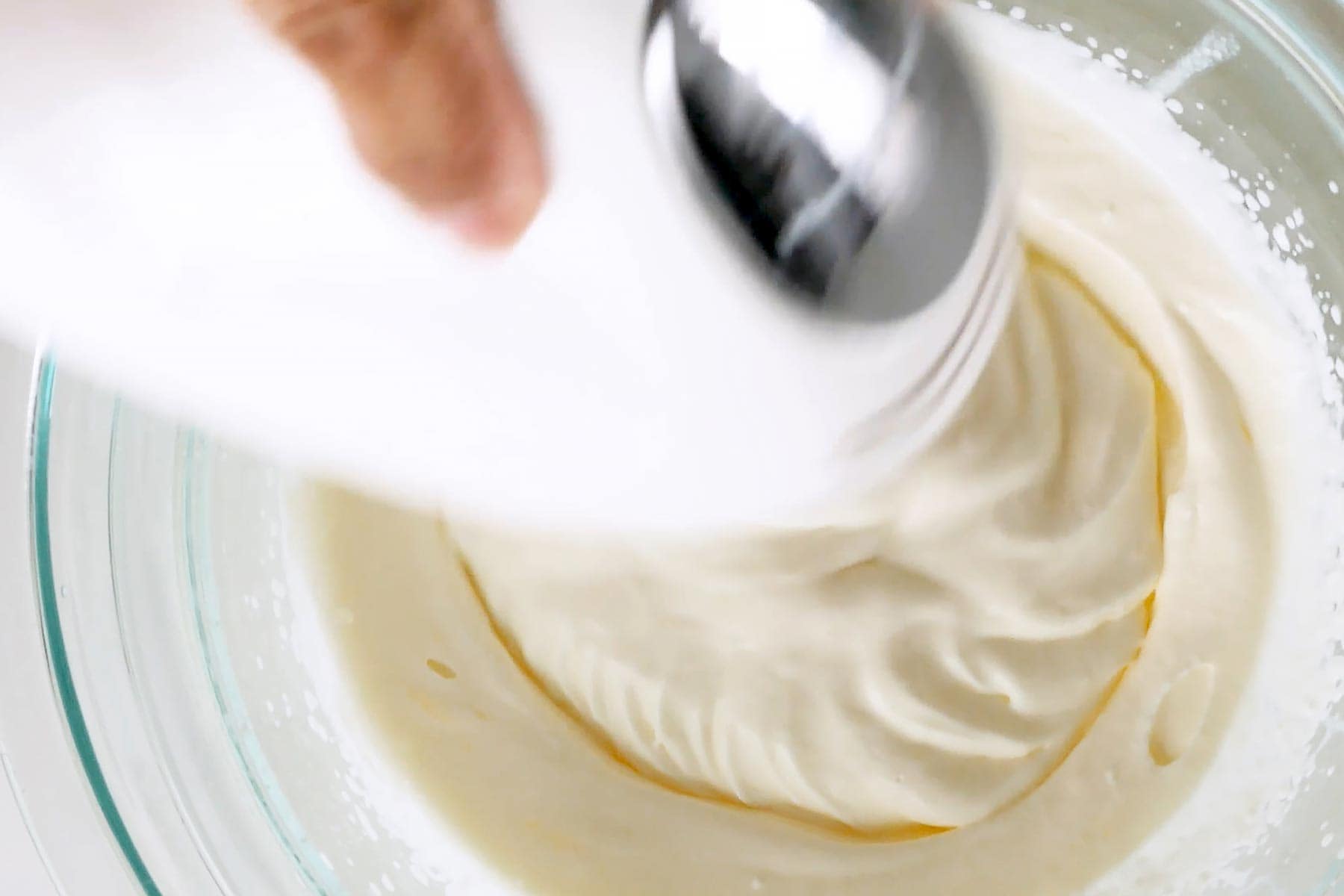 Batir crema.