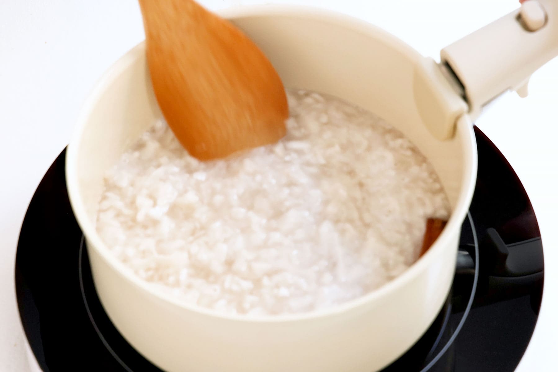 Stirring cocada.