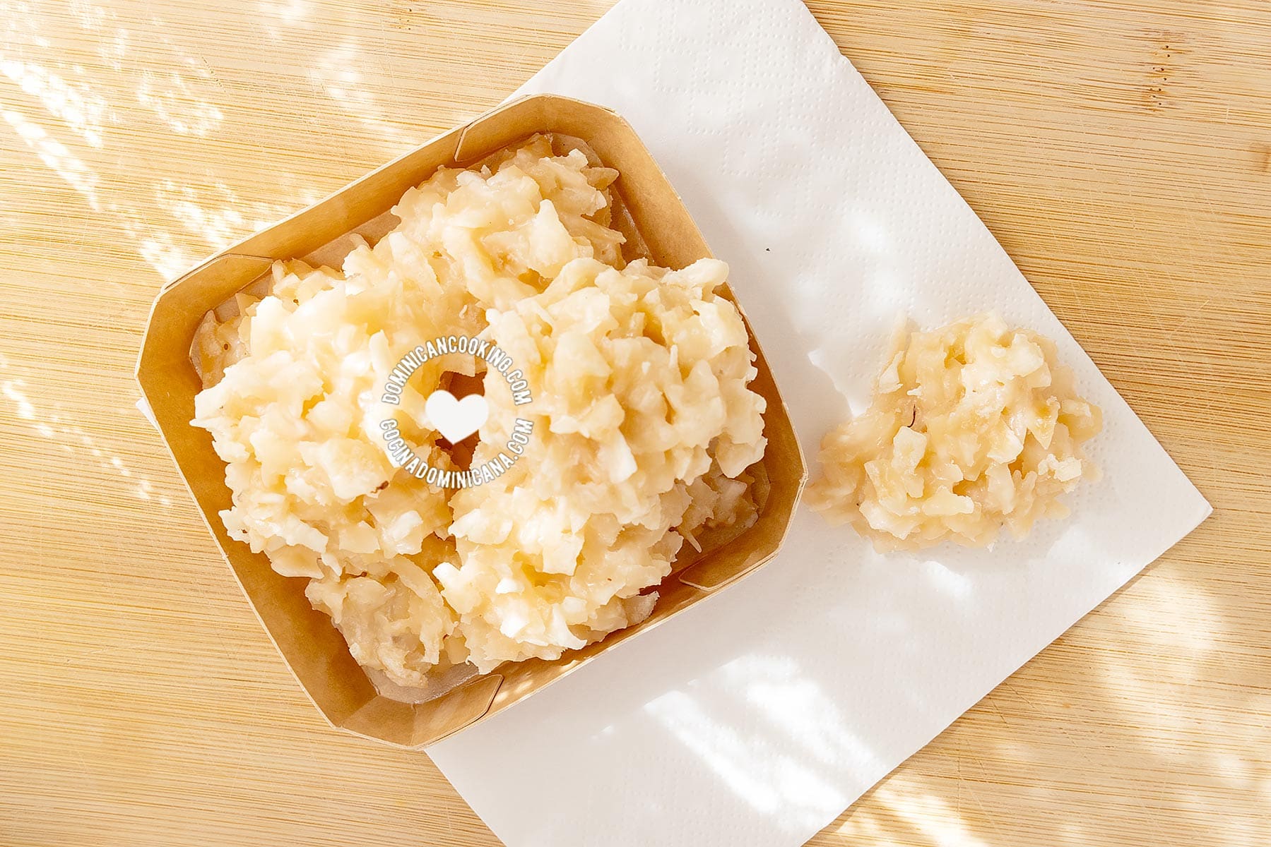 Cocadas (dulcitos de coco).