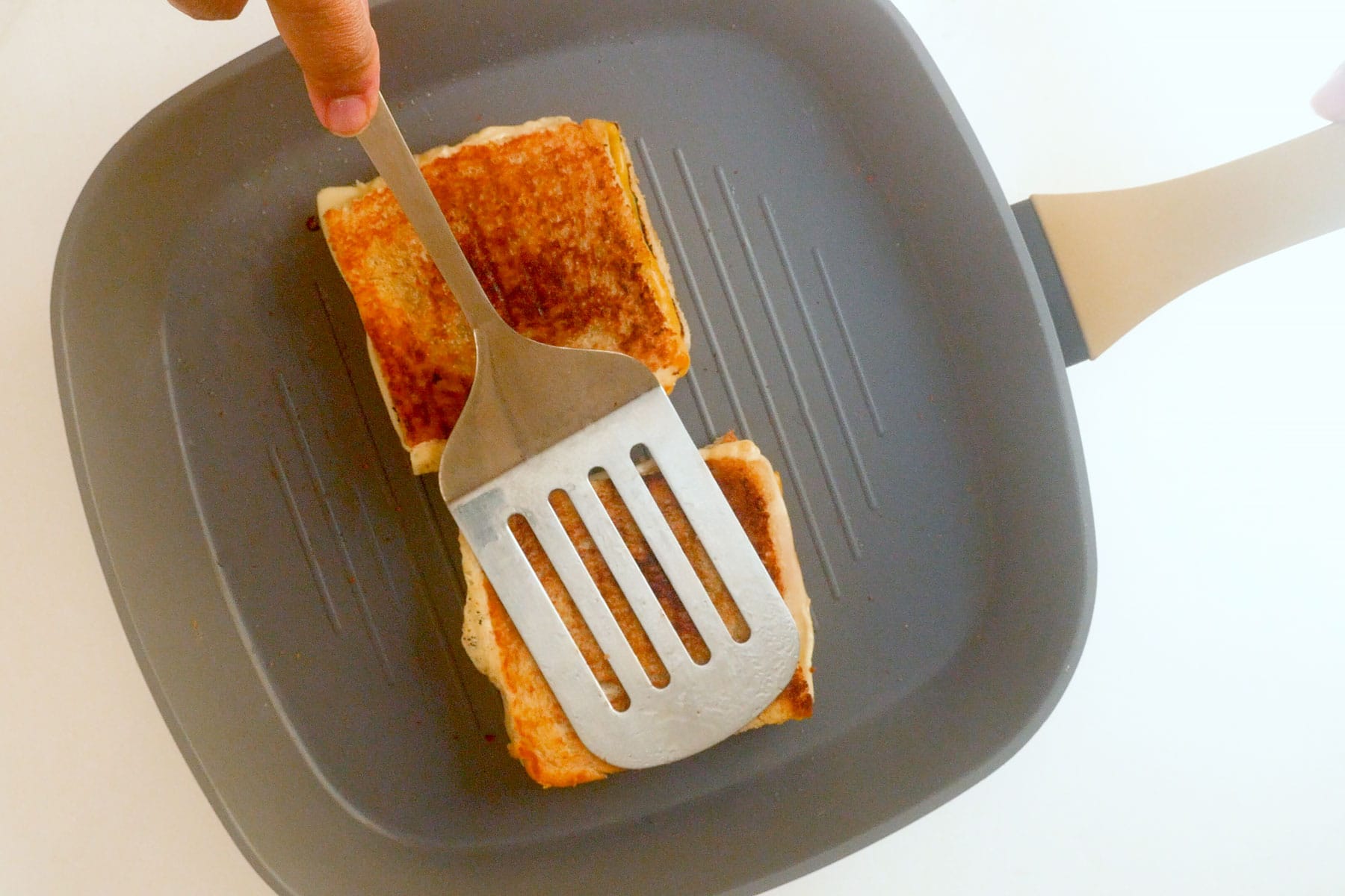 Tostando derretido de queso.