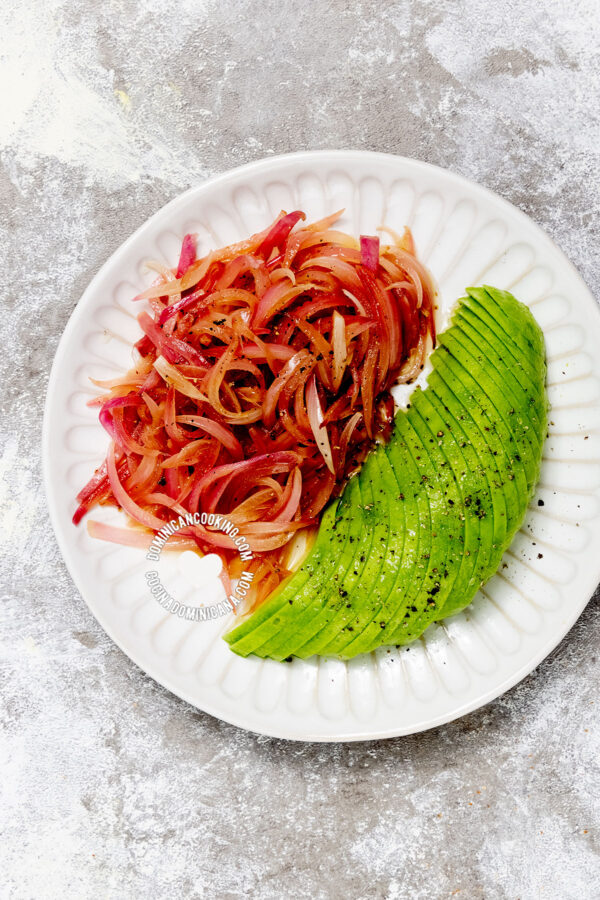 Cebolla roja con vinagre a la Dominicana.