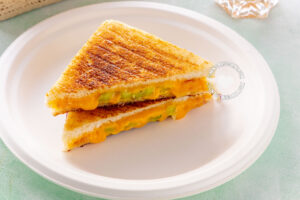 Sandwich derretido de queso.