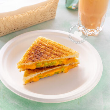 Sandwich derretido de queso.
