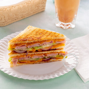 Sandwich de queso y jamón.
