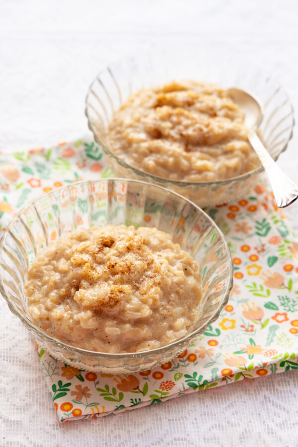 Arroz con leche con arroz blanco sobrante.