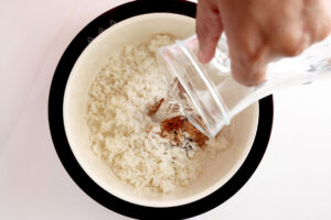 Mezclando el arroz.