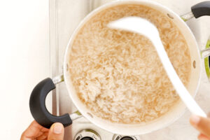 Cociendo el arroz en el agua.