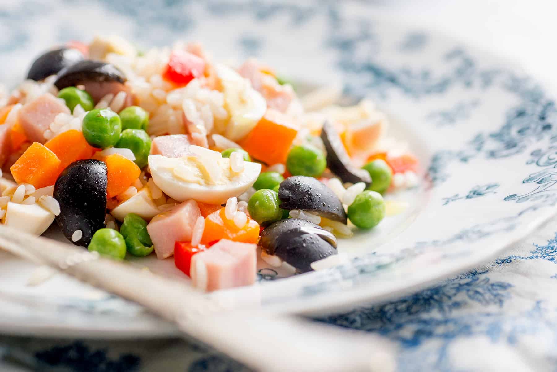 Ensalada de arroz y huevos de codorniz